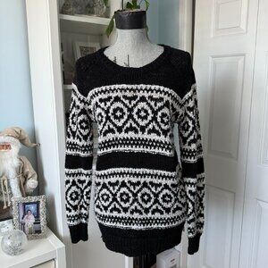 Garage Black & White Patterned Oversized Sweater – Fits L – Like New/Preloved